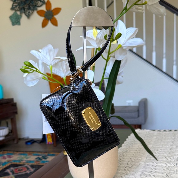 Michael Kors Handbags - Micheal kors Elegant Black Patent Leather Wristlet